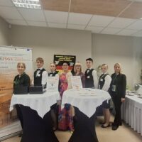Pamiątkowe zdjęcie z Dyrekcją ZSGS