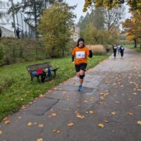 Nasz uczeń z uśmiechem na twarzy podczas Erasmus Biegu