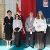 Wspólne zdjęcie zwycięzców konkursu wiedzy o szkole z klasy 1c z Panią Dyrektor