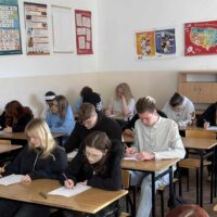 Uczniowie w trakcie pisania testu