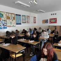 Uczniowie w trakcie pisania testu