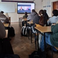 Uczniowie wsłuchują się w interaktywny wykład