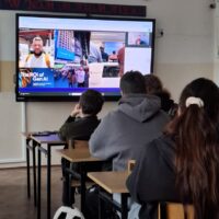 Uczniowie wsłuchują się w wykład pana Tomasza Chyrchela