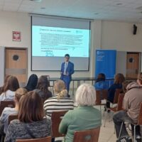 Wykład na temat sposobów działania oszustów