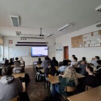 Uczniowie z zaciekawieniem słuchają, jak poprawnie robić prompty?