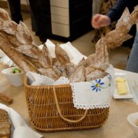 Światowy Dzień Chleba - prezentacja bagietek w koszyku