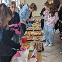 Społeczność podczas kiermaszu ciast