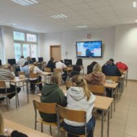 Młodzież podczas szkolnego etapu olimpiady