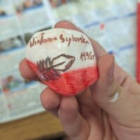 Kamyk upamiętniający patronkę naszej szkoły – Wisławę Szymborską