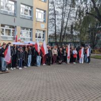 Nasi uczniowie z polskimi flagami