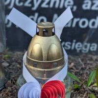Symbol akcji Płomień Pamięci - serce wykonane przez uczniów