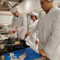 Uczniowie podczas smażenia ryby