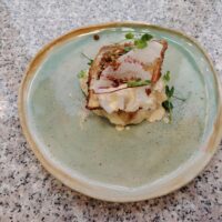 Tak prezentuje się smażony sandacz z kruszonką ziołową na purée ziemniaczanym z sosem maślano-cytrynowym oraz prażonym jabłkiem