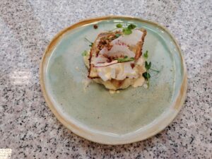 Tak prezentuje się smażony sandacz z kruszonką ziołową na purée ziemniaczanym z sosem maślano-cytrynowym oraz prażonym jabłkiem