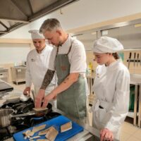 Prezentacja prawidłowej techniki smażenia sandacza