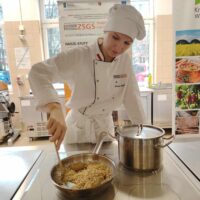 Uczennica przygotowuje kruszonkę ziołową