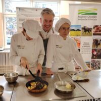 Uczennice przygotowują prażone jabłko z miodem i orzechami