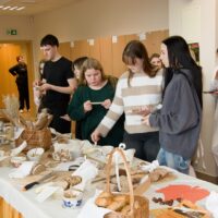 Światowy Dzień Chleba - uczestnicy degustujący przygotowane wyroby