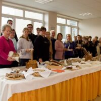 Światowy Dzień Chleba - uczestnicy przy wspólnym stole