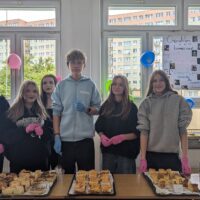 Wspólne zdjęcie organizatorów kiermaszu z klasy 2Tab