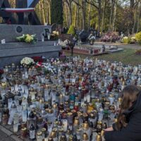 Oddajemy cześć bohaterom przed pomnikiem Armii Krajowej