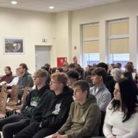 Uczniowie wsłuchują się w wykład Pani Marii Baranowicz