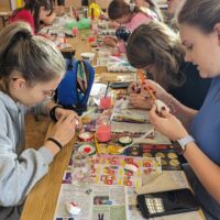 Tak powstają patriotyczne kamyki