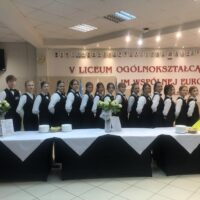 Wspólne zdjęcie uczniów i nauczycieli