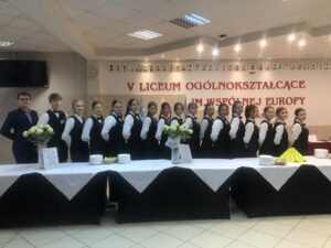 Wspólne zdjęcie uczniów i nauczycieli