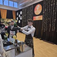 Bartosz prezentuje gotowy napój