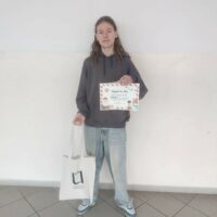 Jan Braksiek prezentuje dyplom oraz nagrodę za wyróżnienie