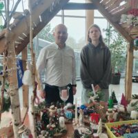 Uczeń z nauczycielem języka niemieckiego podziwiają jarmark bożonarodzeniowy