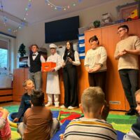 Wspólne zdjęcie nauczycieli uczniów podczas prezentacji