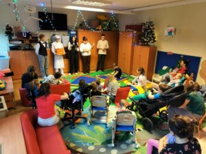 Przedszkolaki wsłuchują się w wykład