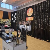 Bartosz w trakcie przygotowania napoju