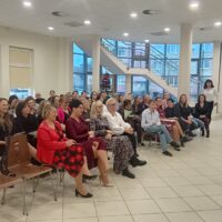 Słuchacze KKZ odbierają zaświadczenia ukończenia kursu