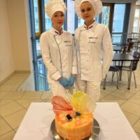 Uczennice klasy 2c z tortem