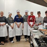 Wspólne zdjęcie uczestników świątecznych warsztatów piernikowych