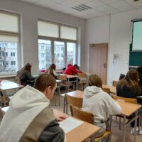 Uczniowie piszą test z wiedzy o chlebie