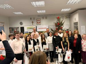 Wspólne zdjęcie uczestników konkursu wraz z organizatorami i jury