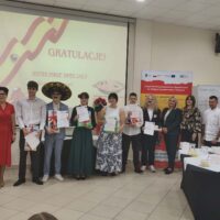 Wspólne zdjęcie nagrodzonych drużych wraz z jurorami konkursu