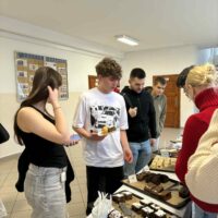 Zakupy ciasta i pomoc potrzebującym