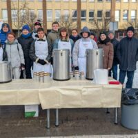 Wspólne zdjęcie uczniów i nauczycieli