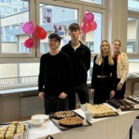 Uczniowie z klasy 4Ts zaangażowani w kiermasz ciast