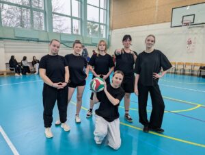 Pamiątkowe zdjęcie zwycięskiej drużyny z klasy 4Ta