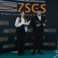 Uczniowie prowadzący apel podsumowujący pierwszy okres