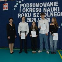 Uczniowie odbierający nagrody za osiągnięcia w I półroczu