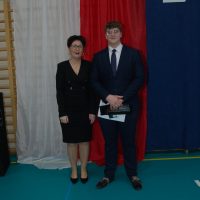 Wspólne zdjęcie ucznia z najwyższą średnią w szkole z Panią Dyrektor