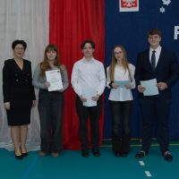 Uczniowie odbierający nagrody za osiągnięcia w I półroczu
