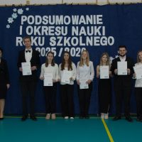 Uczniowie odbierający nagrody za osiągnięcia w I półroczu